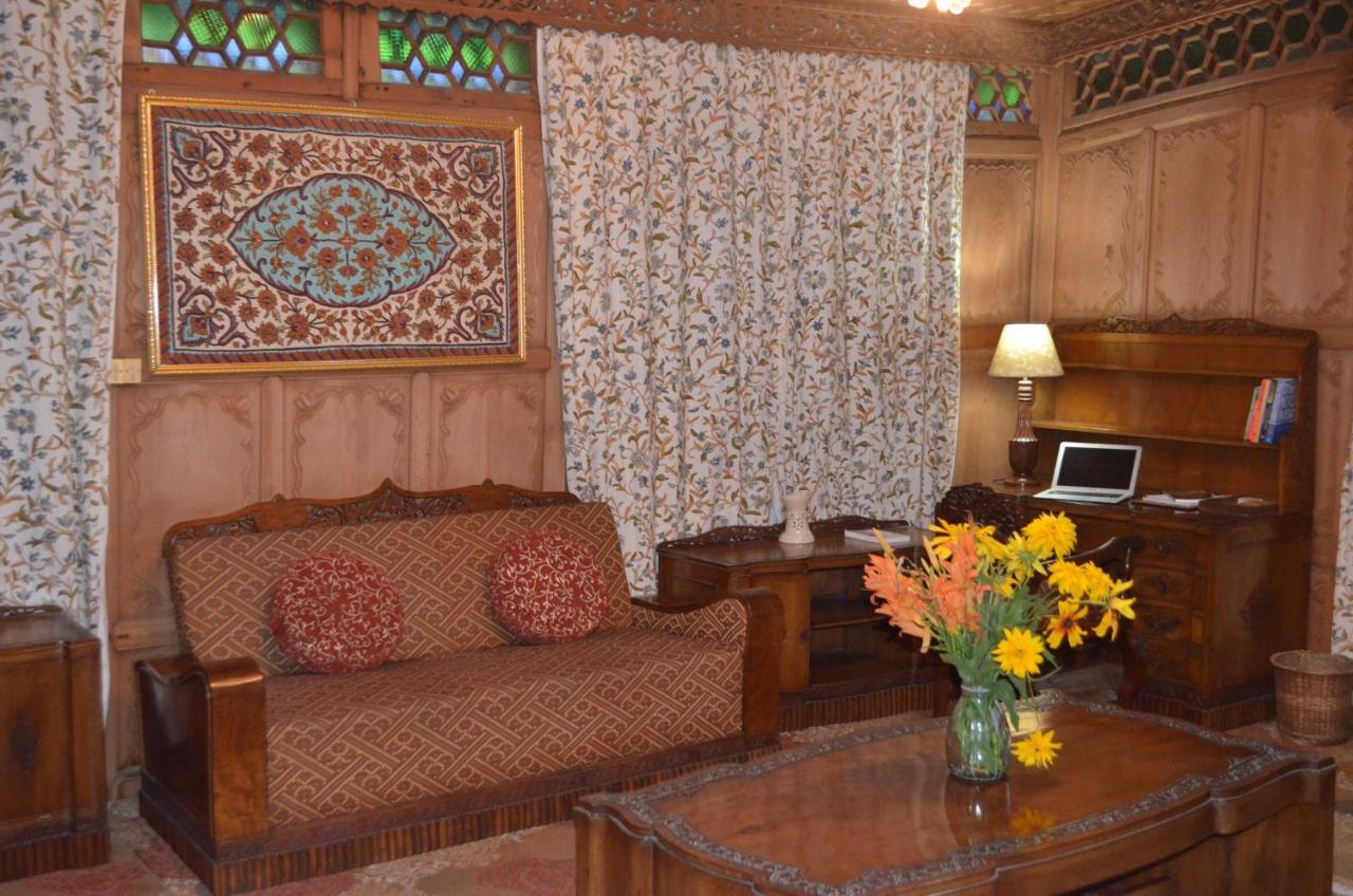 Hotel New Alexandra Houseboats Srīnagar Esterno foto