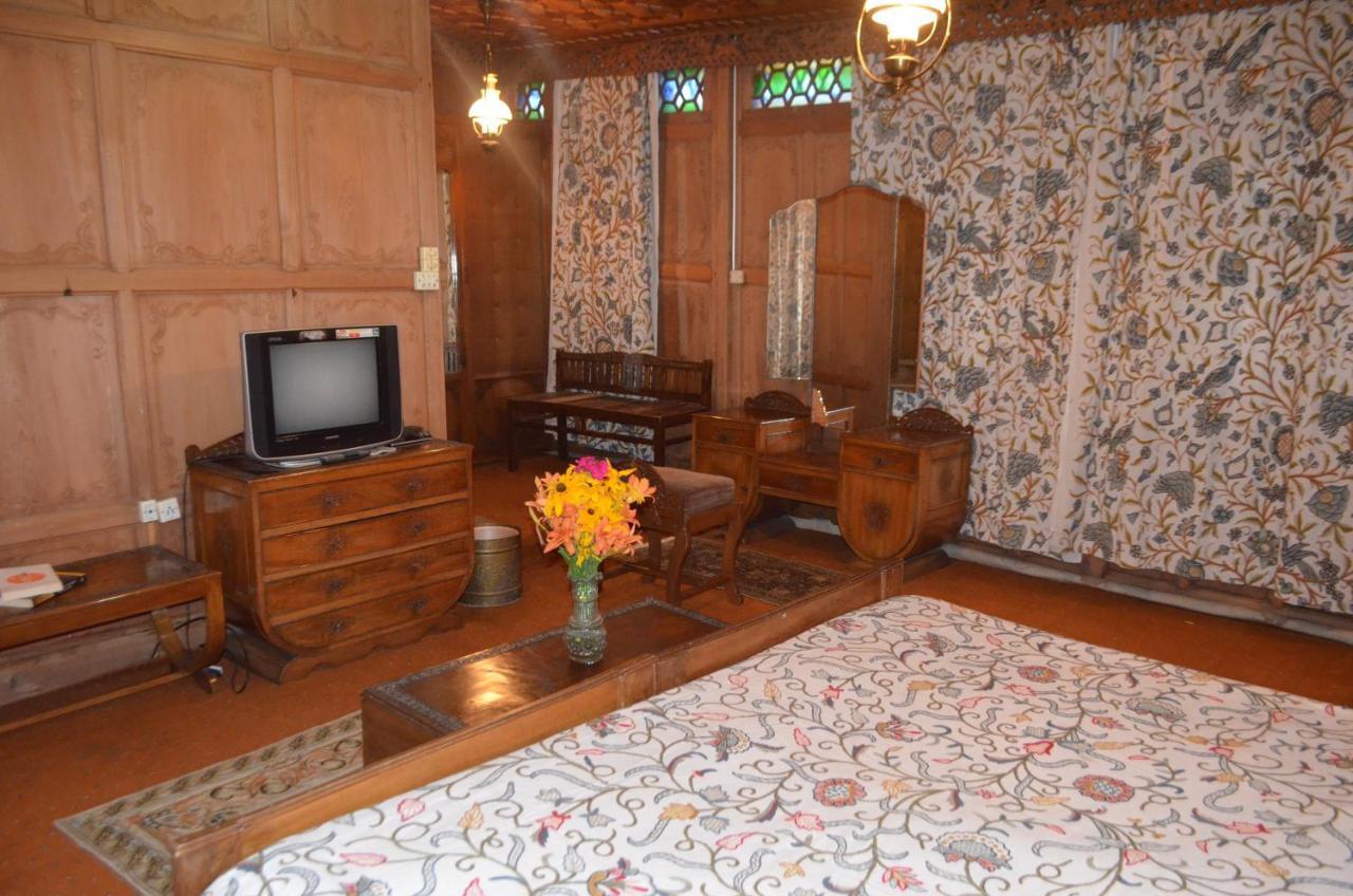 Hotel New Alexandra Houseboats Srīnagar Esterno foto