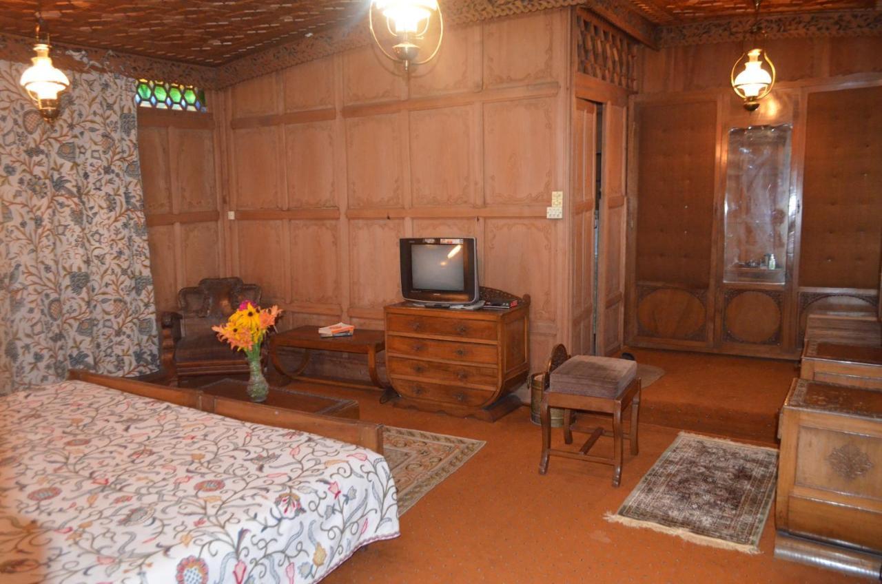 Hotel New Alexandra Houseboats Srīnagar Esterno foto