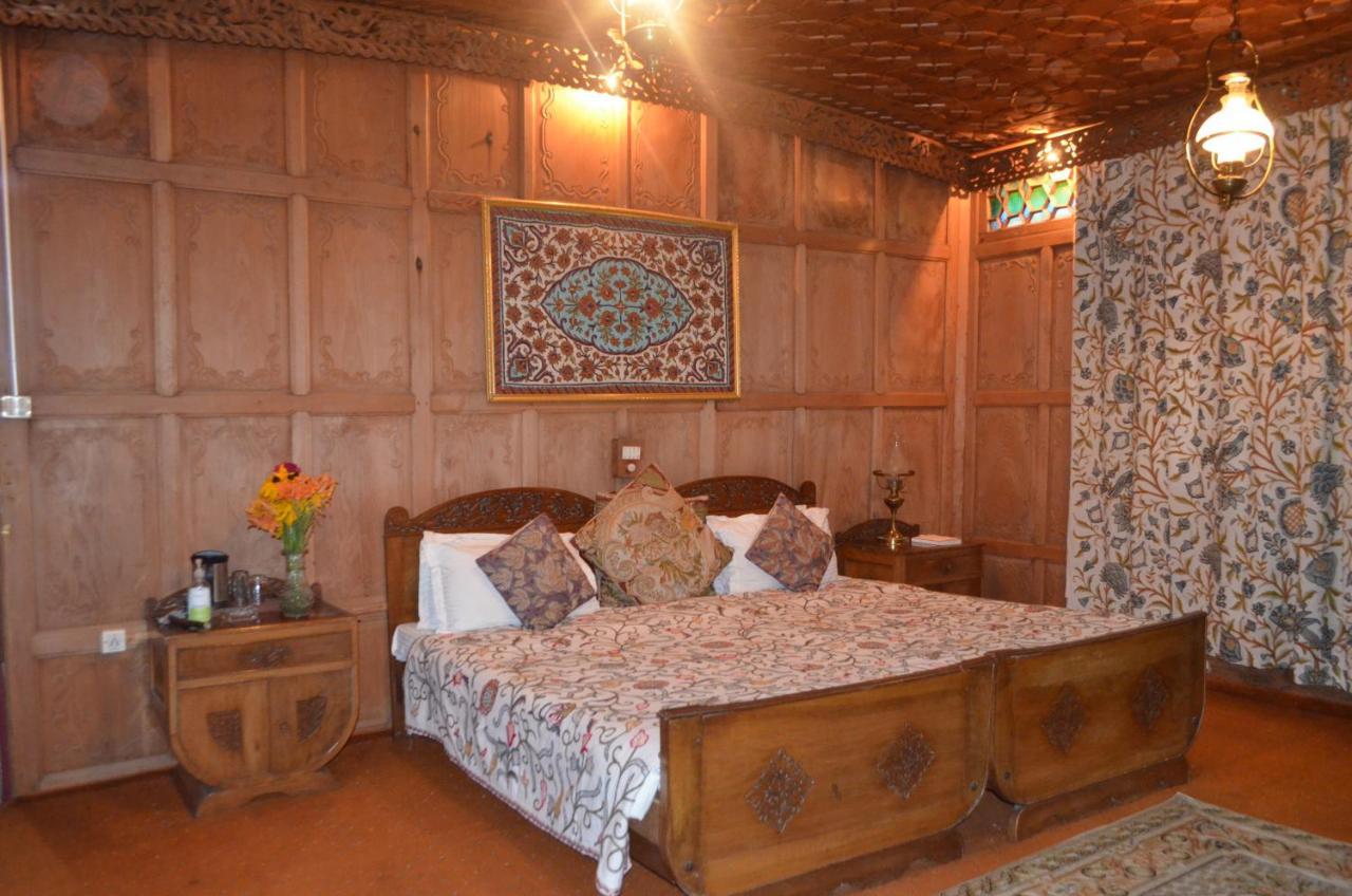 Hotel New Alexandra Houseboats Srīnagar Esterno foto